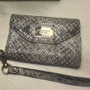 Michael Kors Faux Snakeskin Wallet Gold Tone Interior • Project or Personal Use